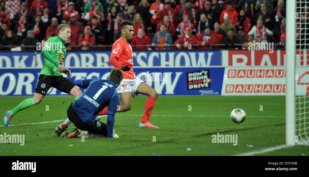 Fußball Bundesliga 21. Spieltag: 1. FSV Mainz 05 - Hannover 96 am 14.02.2014 in der Coface Arena in Mainz (Renania-Palatinato). Der Mainzer Maxim Choupo-Moting (r) erzielt den Treffer zum 2:0 (90. 3) gegen Hannover Ron-Robert Torwart Zieler. Mainz gewinnt das Spiel mit 2:0 (0:0). Foto: Torsten Silz/dpa (Wichtiger Hinweis: Aufgrund der Akkreditierungsbestimmungen der DFL ist die Publikation und Weiterverwertung im Internet und in Online-Medien waehrend des Spiels auf insgesamt fuenfzehn Bilder pro Spiel begrenzt.) (c) dpa - Bildfunk Foto Stock