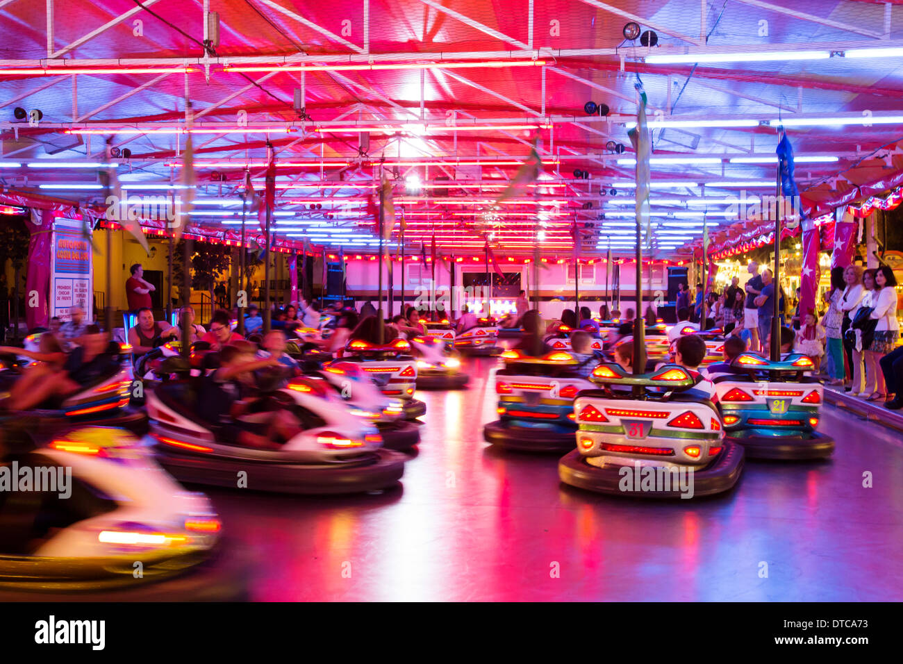 Mijas fair car crash attrazione Malaga Andalusia Spagna atracciones de feria andalucia Foto Stock