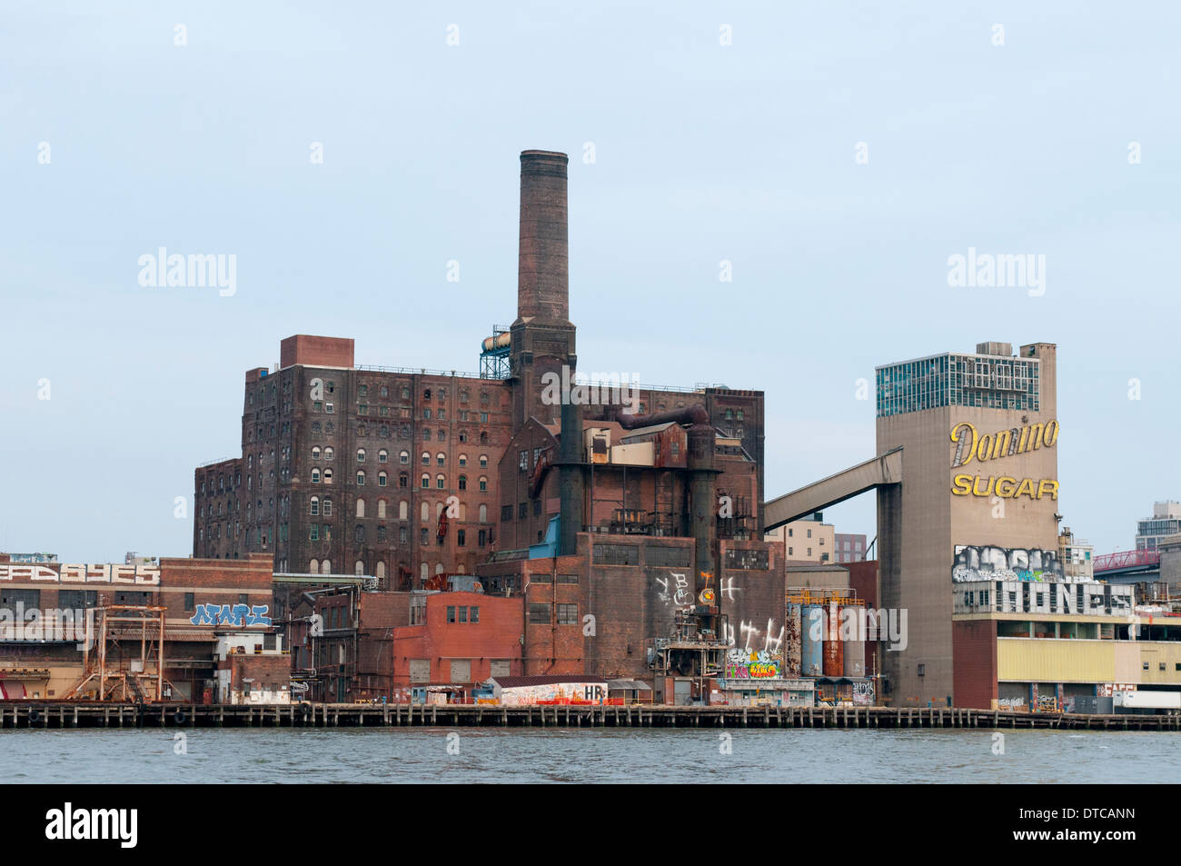 Il Domino raffineria di zucchero, visto dalla East River in New York City, Stati Uniti d'America Foto Stock