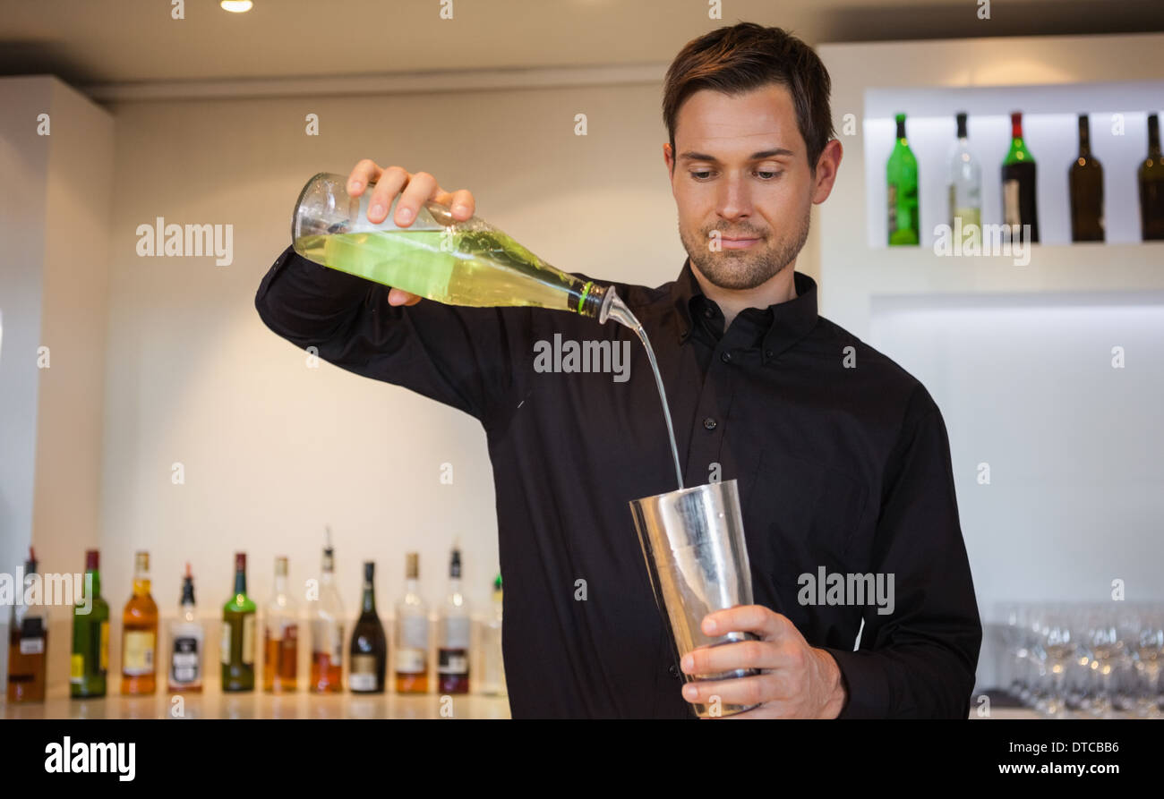 Felice barista facendo un cocktail Foto Stock