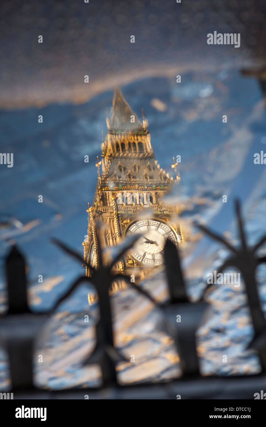 Big Ben riflessione,le Case del Parlamento,Londra,Inghilterra Foto Stock