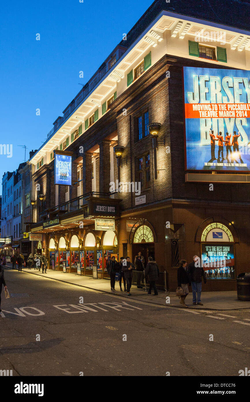 Prince Edward Theatre di notte,Old Compton Road,Soho,Londra,Inghilterra Foto Stock