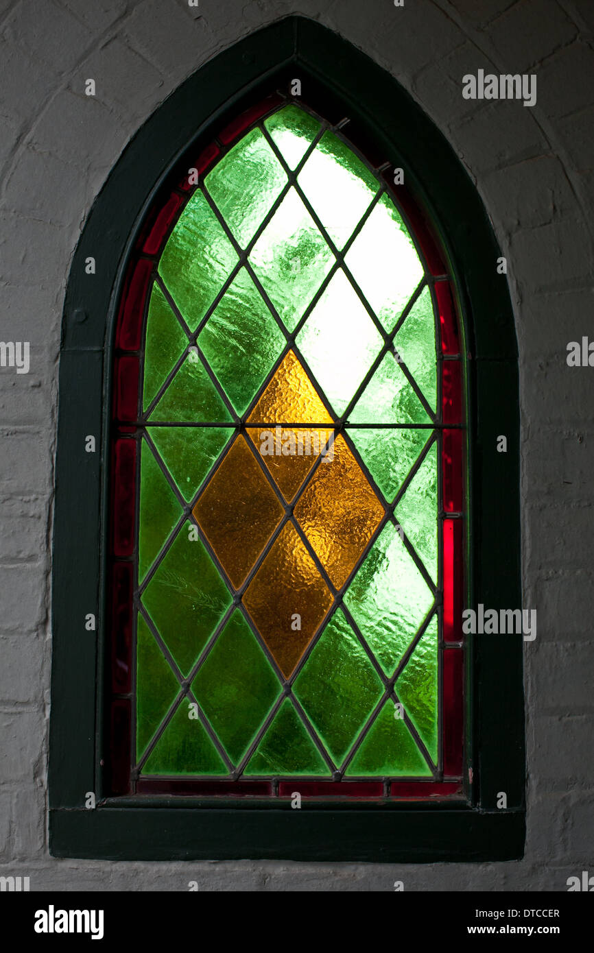 Finestra di vetro colorato in una piccola chiesa Foto Stock