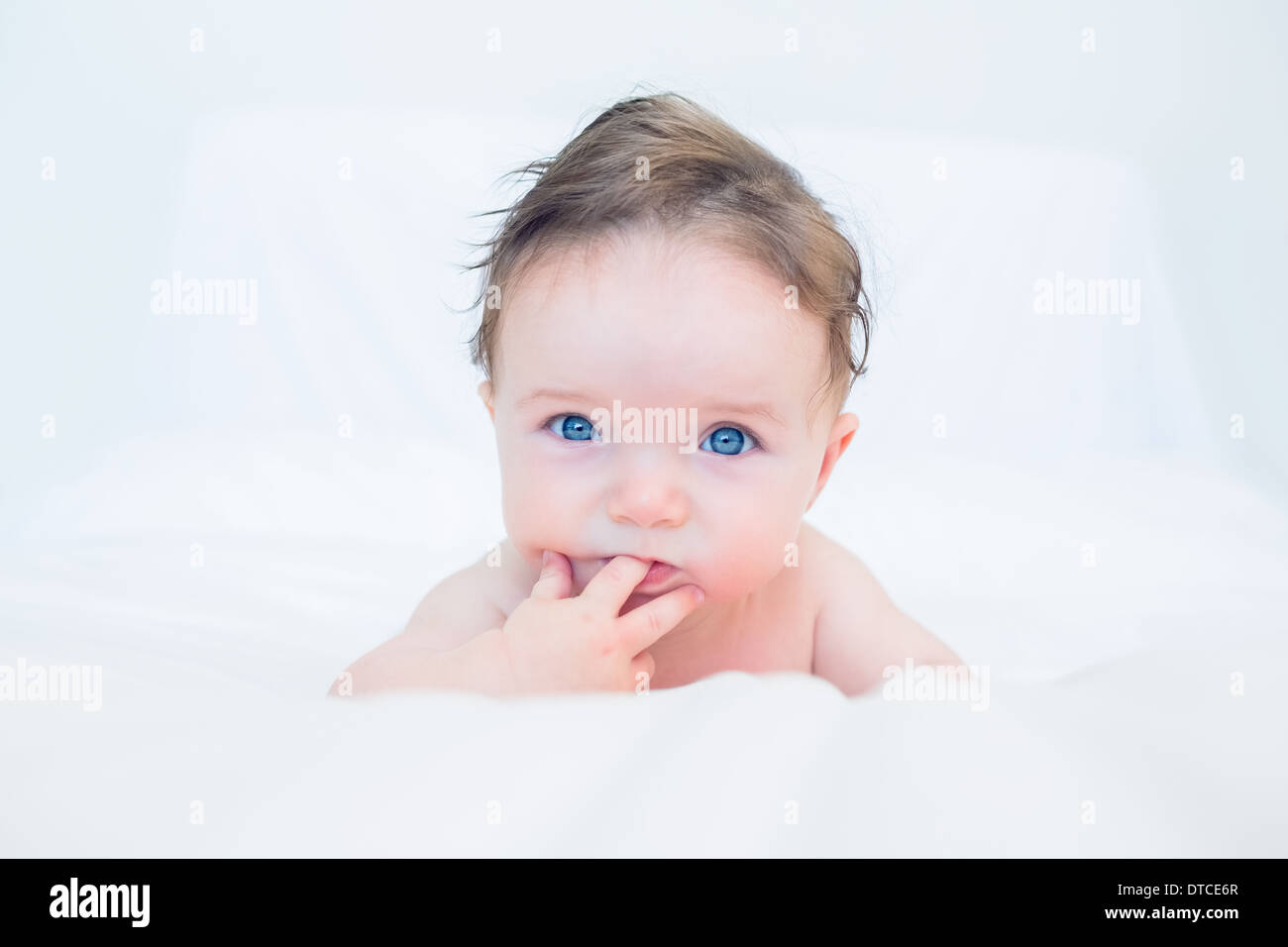 Carino il bambino con il dito in bocca Foto Stock