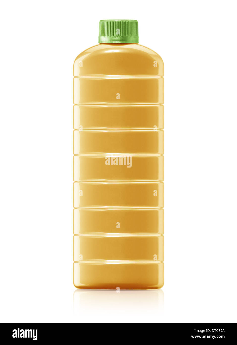 Il succo di arancia in un contenitore in plastica brocca su uno sfondo bianco. (Con lavori di clipping path) Foto Stock