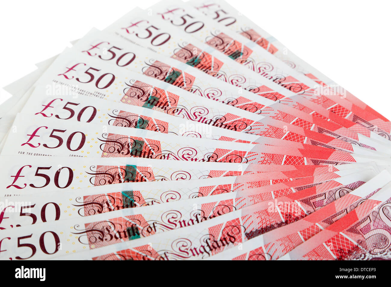 Vista ingrandita della valuta britannica su sfondo bianco Foto Stock