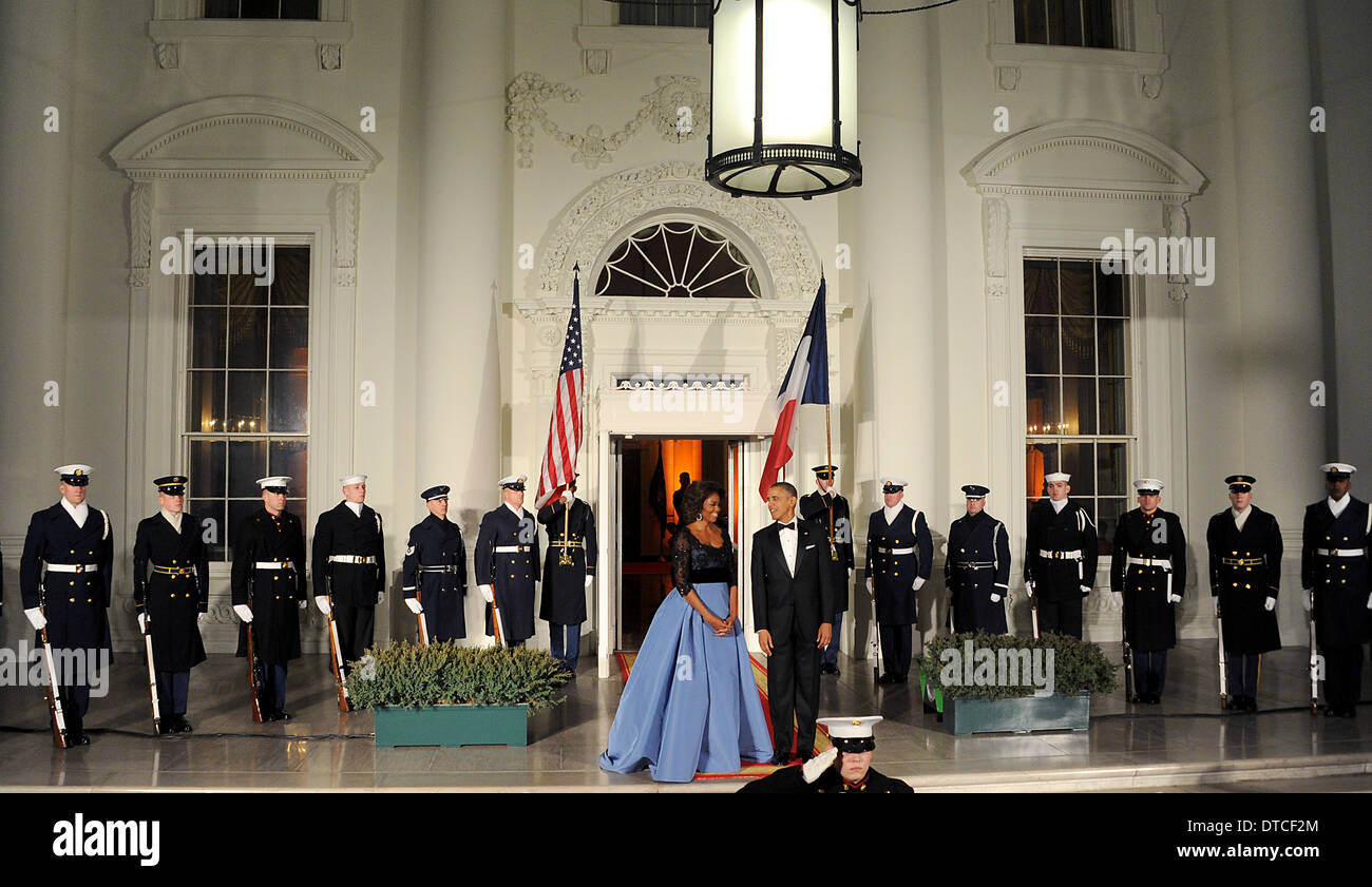 Il Presidente Usa Barack Obama e la first lady Michelle Obama attendere l'arrivo del Presidente francese Francois Hollande per una cena di stato alla Casa Bianca Febbraio 11, 2014 a Washington D.C. Foto Stock