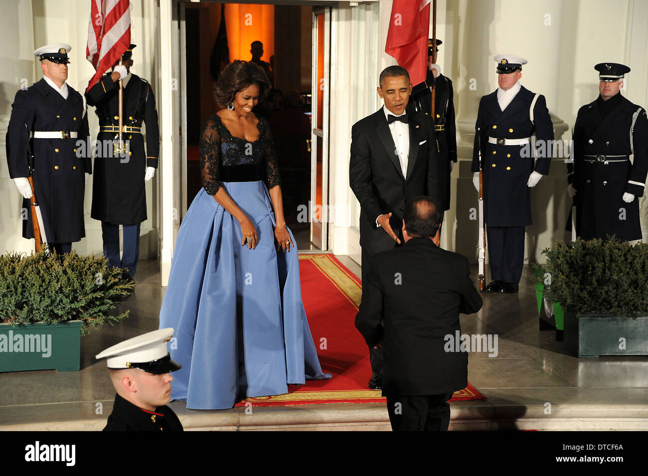 Il Presidente Usa Barack Obama accoglie favorevolmente il Presidente francese Francois Hollande allo Stato la cena in suo onore come first lady Michelle Obama si affaccia sul portico Nord della Casa Bianca Febbraio 11, 2014 a Washington D.C. Foto Stock