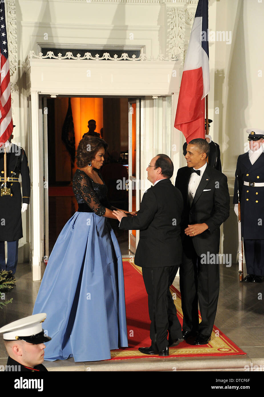 Noi la first lady Michelle Obama accoglie favorevolmente il Presidente francese Francois Hollande come presidente Barack Obama guarda il portico settentrionale della Casa Bianca Febbraio 11, 2014 a Washington D.C. Foto Stock