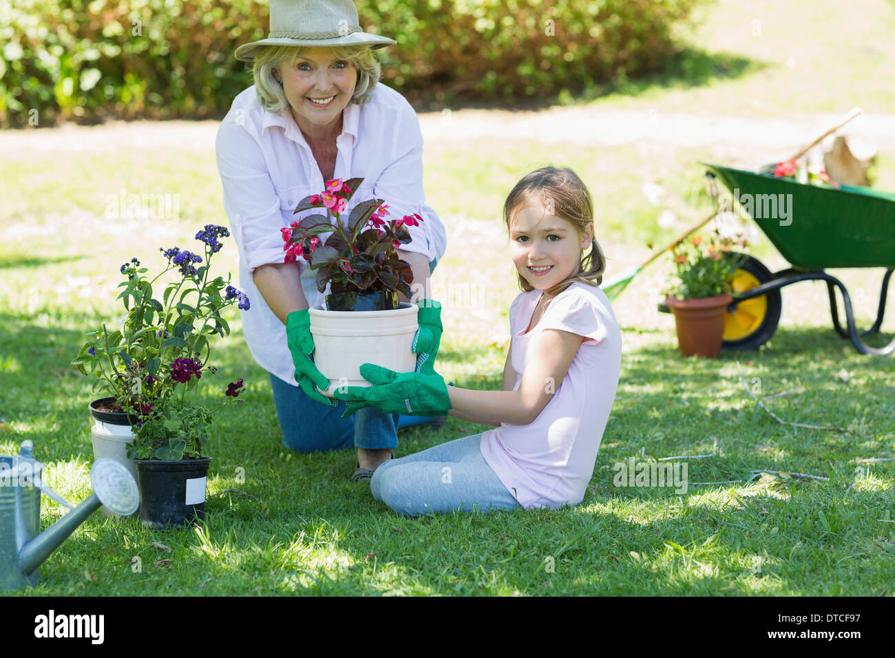 Nonna e nipote impegnato nel giardinaggio Foto Stock