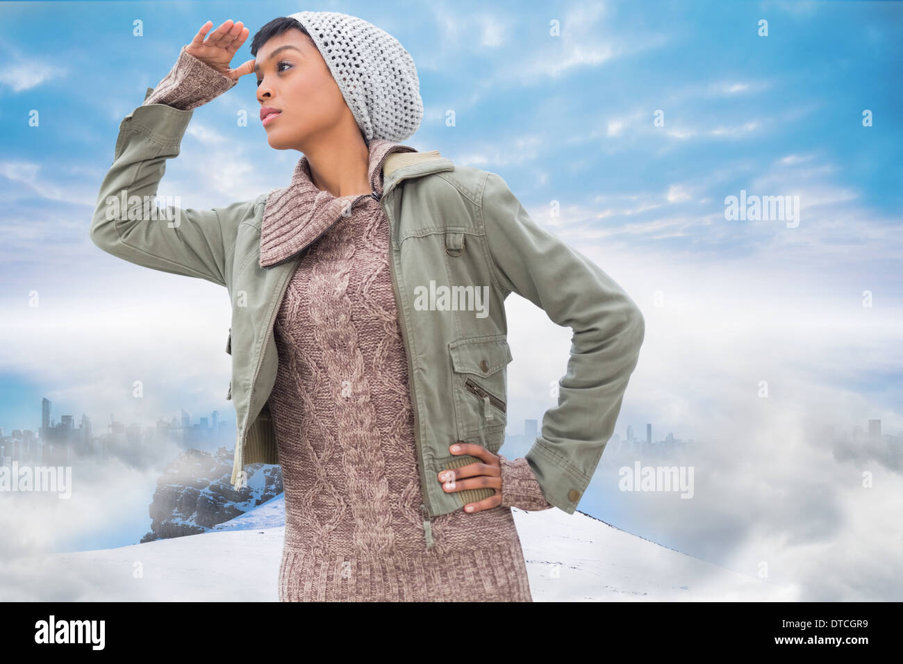 Immagine composita di concentrato di giovani modello in abbigliamento invernale guardando intorno a lei Foto Stock