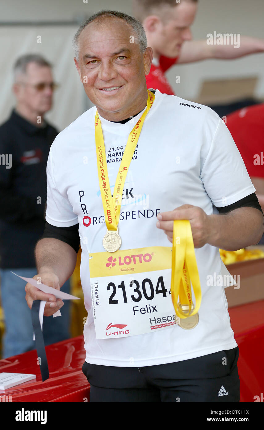 Soccer coach Felix Magath sorride dopo la ventottesima maratona di Amburgo ad Amburgo, Germania, 21 aprile 2013. Più di 15 000 persone hanno partecipato alla tradizionale evento sportivo. Foto: Christian Charisius Foto Stock