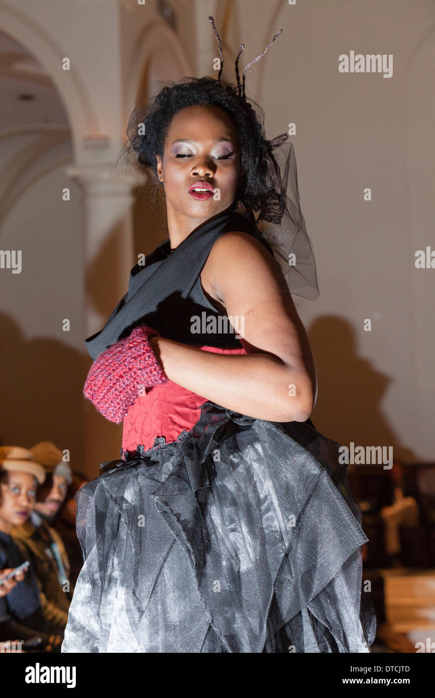 La Settimana della Moda di New York. Sfilata di moda febbraio, 13 in Santi Apostoli sala da ballo a Chelsea, Manhattan. Questo evento è stato un vantaggio per Love146.org alla fine il traffico di bambini. In questa foto: Fashion Designer Kristin Costa (Couture Fashion Week, Victoria Secret ali con Izquierdo Studios) presenta 'Underbelly'. Foto Stock