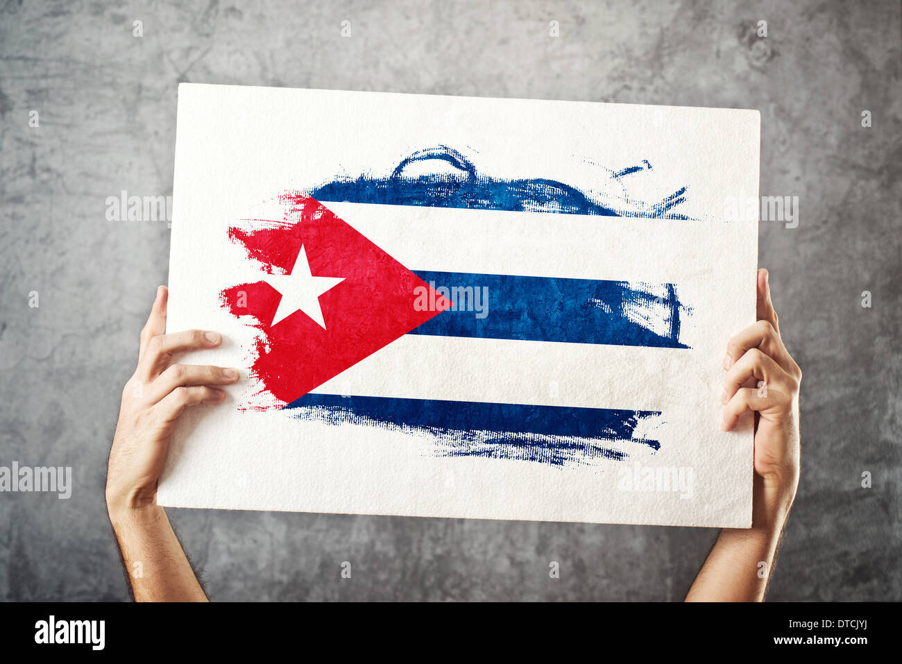 Bandiera di Cuba. Uomo con banner con bandiera cubana. Supporto di team nazionali, il patriottismo concetto. Foto Stock