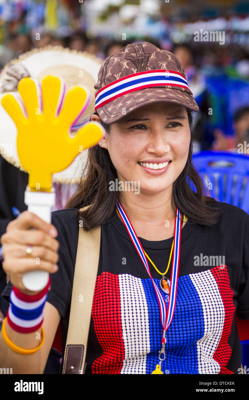 Bangkok, Tailandia. 15 feb 2014. Un governo anti-protestor applaude un governo anti-speaker al Chaeng Watthana stadio del governo anti-arresto proteste di Bangkok. Le proteste organizzate dal popolo democratico del comitato per la riforma (PDRC), hanno provato a spegnere il capitale tailandese ma folle di persone in luoghi di ritrovo sono sempre più piccoli e la polizia hanno ripreso un paio di siti di protesta. Credit: Jack Kurtz/ZUMAPRESS.com/Alamy Live News Foto Stock