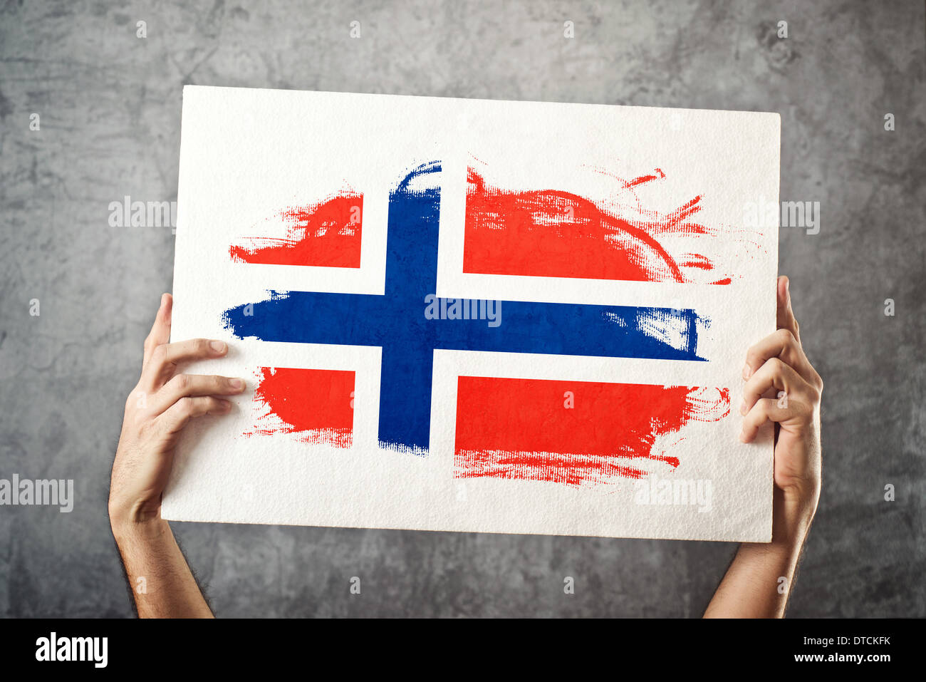 Bandiera della Norvegia. Uomo con banner con bandiera norvegese. Supporto di team nazionali, il patriottismo concetto. Foto Stock