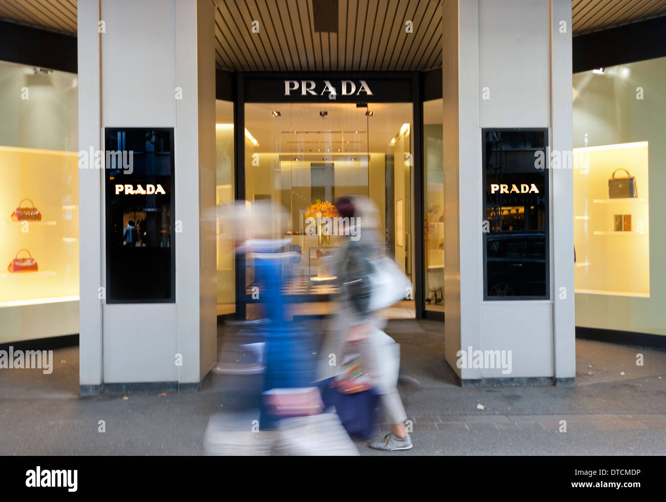 Persone che passano dal Prada negozio di lusso su Zurigo Bahnofstrasse, uno del mondo più costoso strisce commerciali. Foto Stock