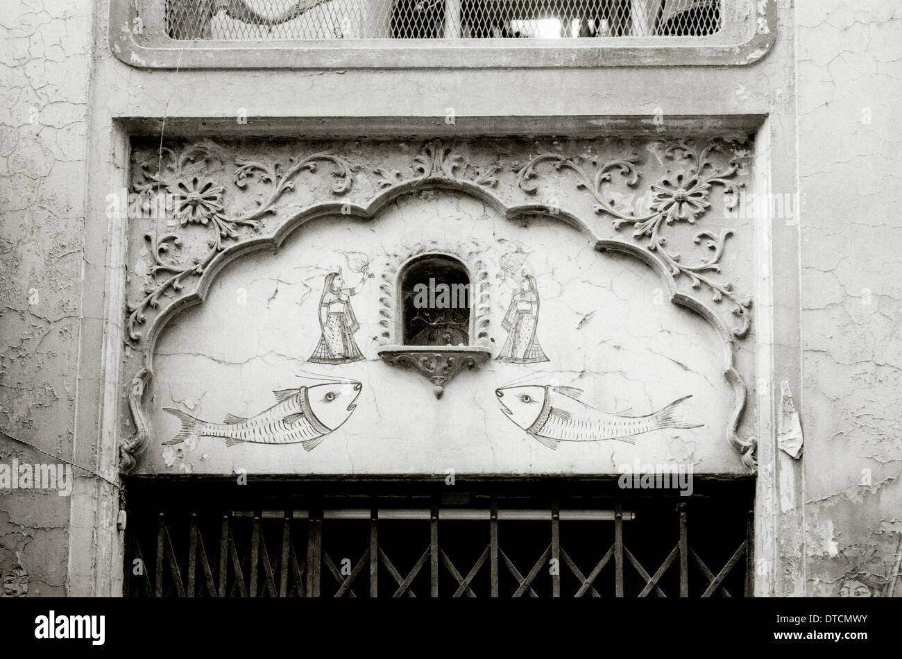 Fotografia di viaggio - strada religioso santuario a Varanasi Benares in Uttar Pradesh in India in Asia del Sud. Arte porta pesci Pesci Foto Stock