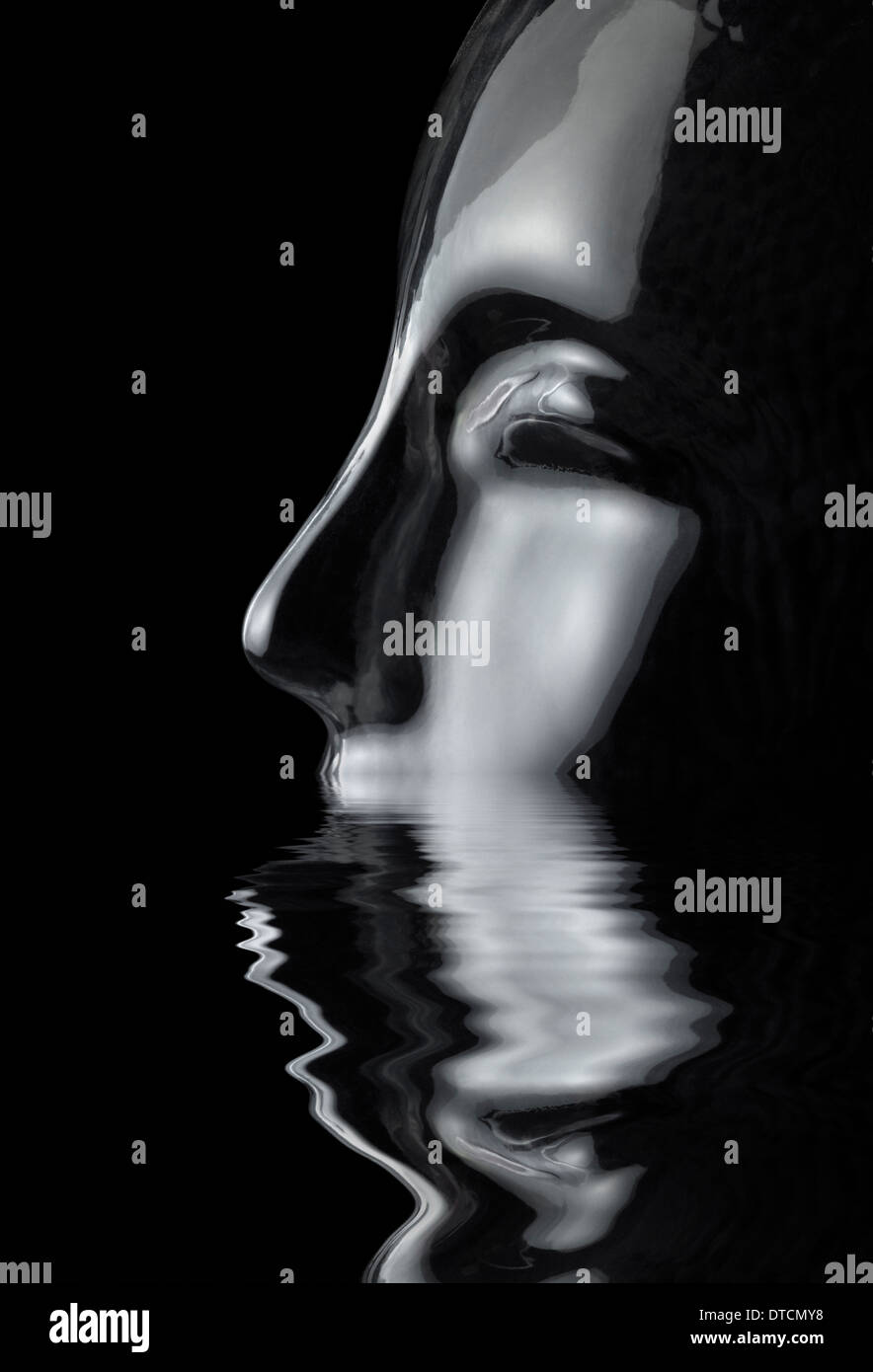 Naufragio riflettente traslucido testa umana fatta di vetro riflettente sulla superficie di acqua nella parte posteriore in nero Foto Stock