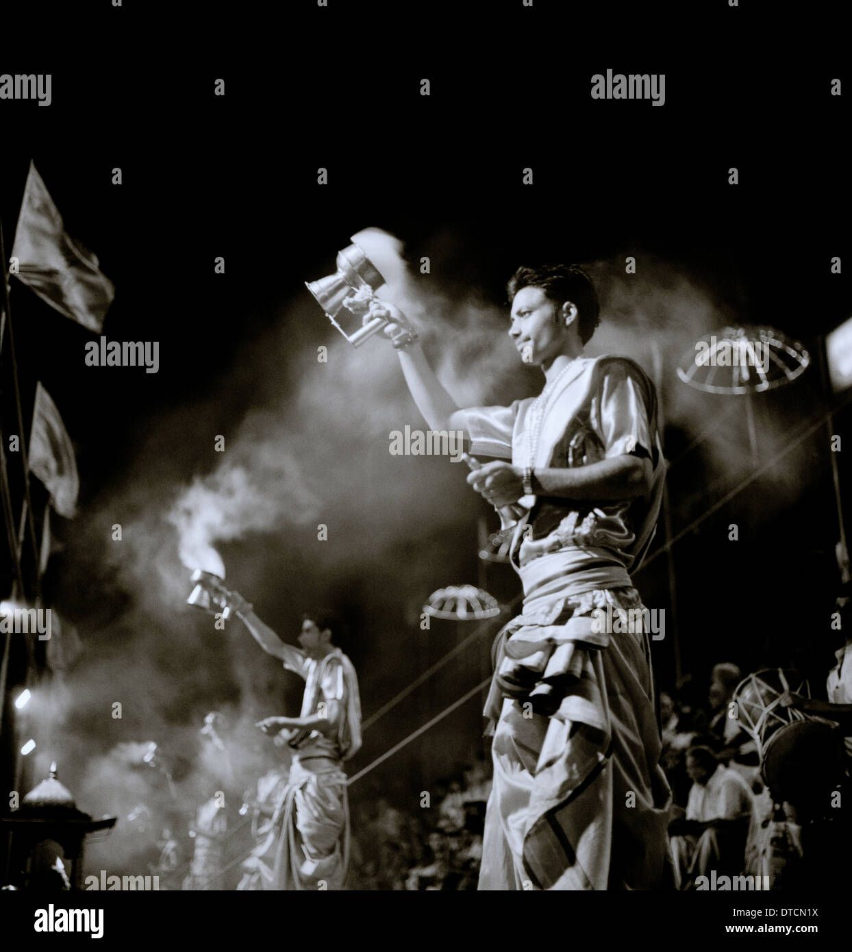 Ganga Aarti Puja indù a Dashashwamedh Ghat Fiume Gange a Varanasi Benares in Uttar Pradesh in India in Asia del Sud. La religione di arte religiosa Travel Foto Stock