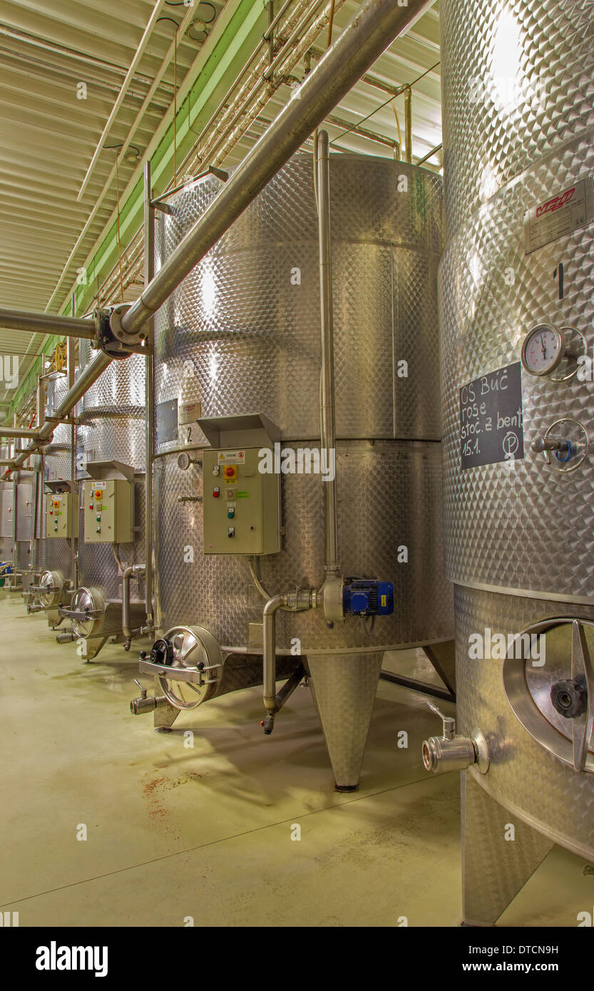 Piscina di vino manufactury di grande produttore slovacco. Moderna grande botte per la fermentazione. Foto Stock