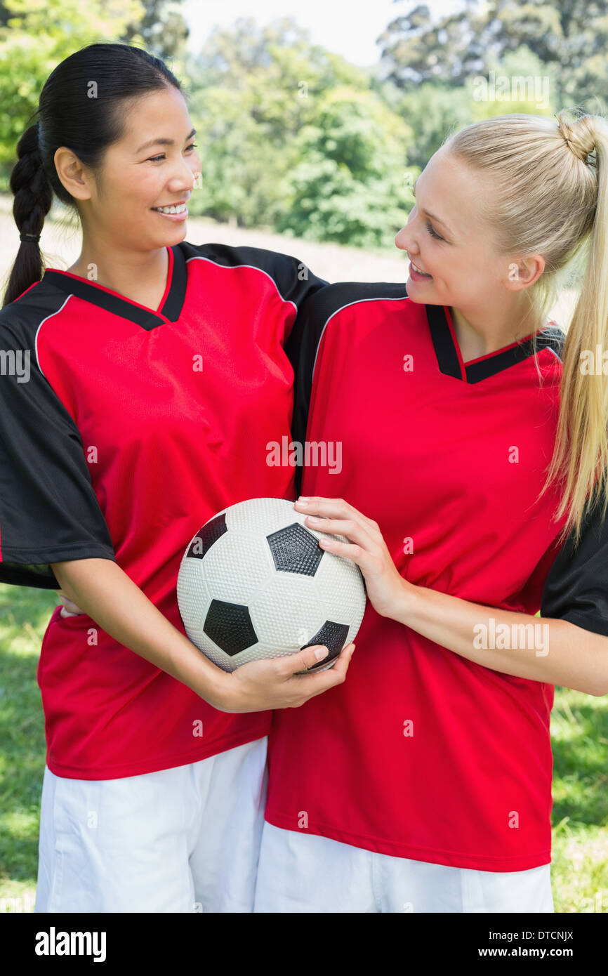 Calcio femminile giocatori guardando ogni altro Foto Stock