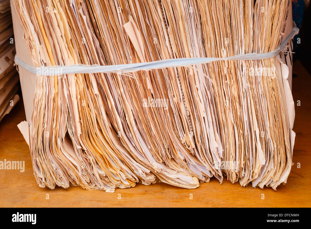 Tenuta di registri sugli scaffali Giallo sullo sfondo Foto Stock