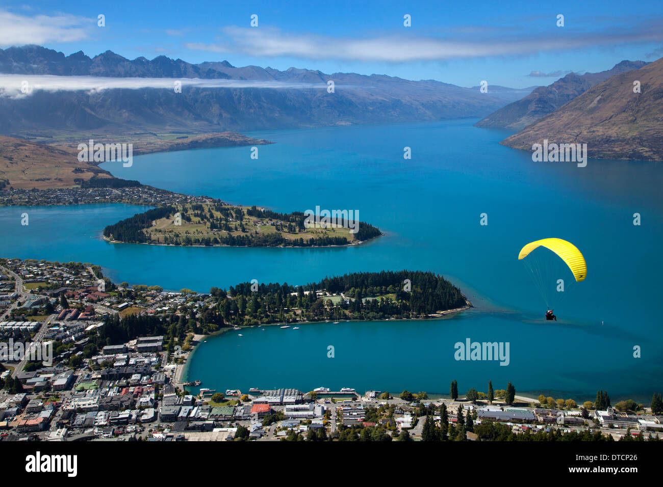 Vista su Queenstown e il lago Wakatipu, con parapendio, Isola del Sud, Nuova Zelanda Foto Stock