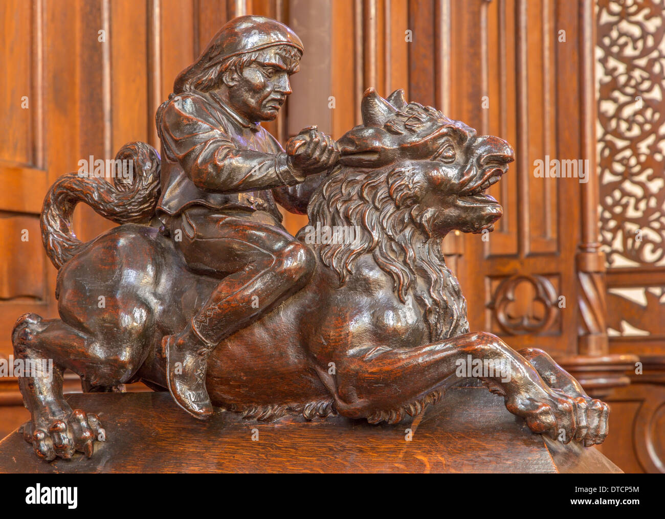 Bratislava - cavaliere sull'lion scultura da banco nel presbiterio in st. Mattutini cattedrale Foto Stock