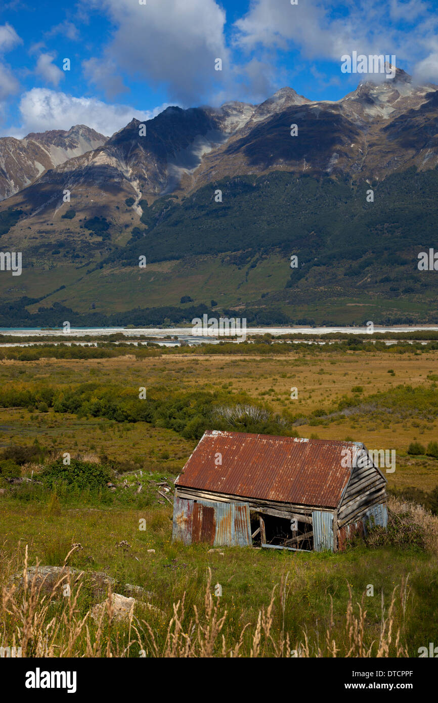 Vecchia capanna abbandonata in valle vicino a Glenorchy, Isola del Sud, Nuova Zelanda Foto Stock