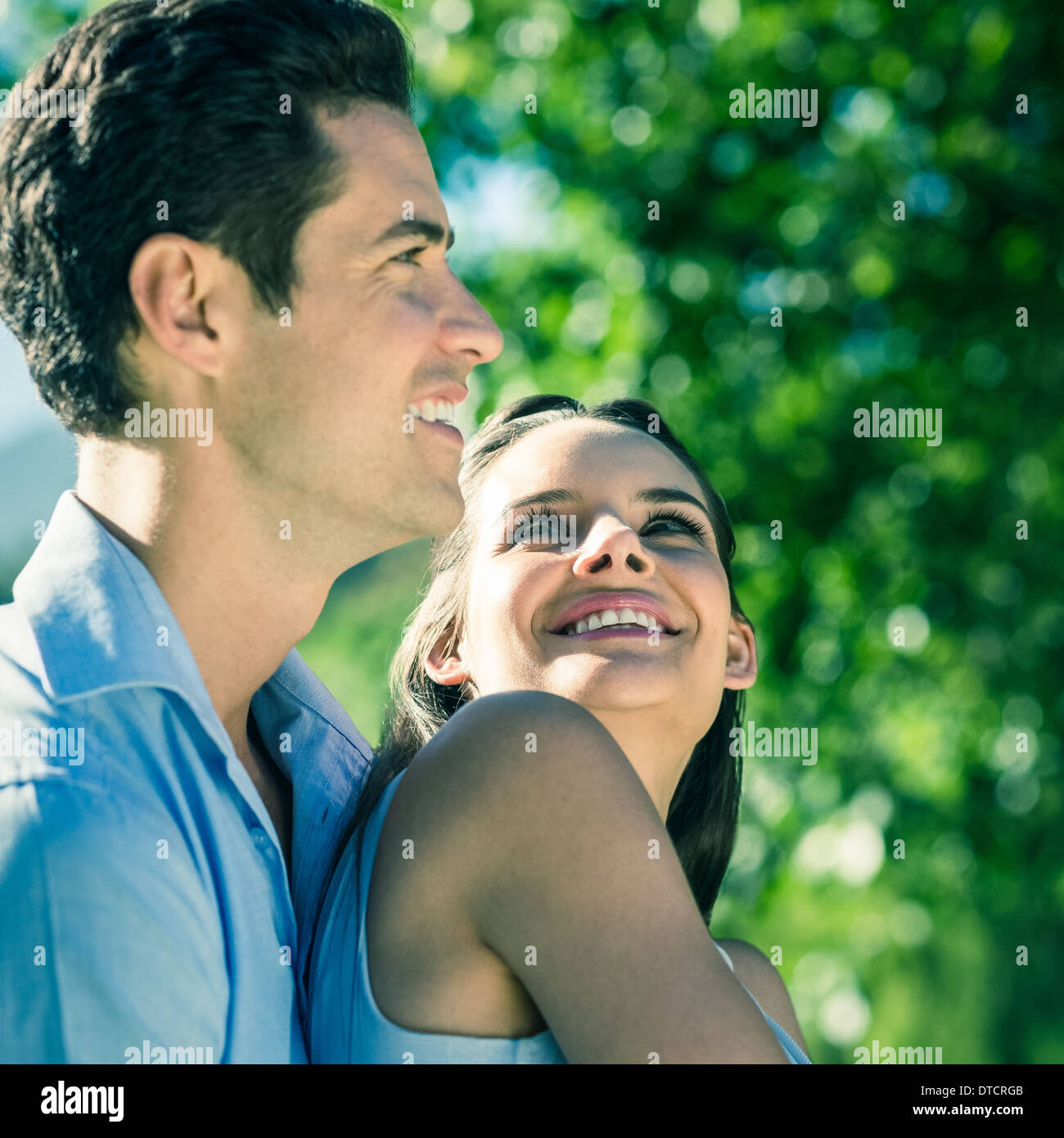 Amorevole e felice coppia in posizione di parcheggio Foto Stock