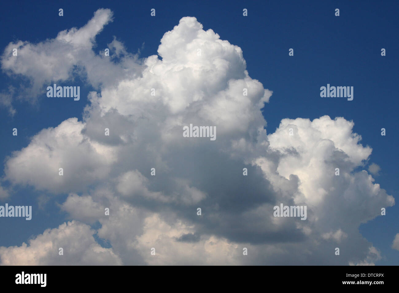 Nuvole di pioggia in un cielo Foto Stock