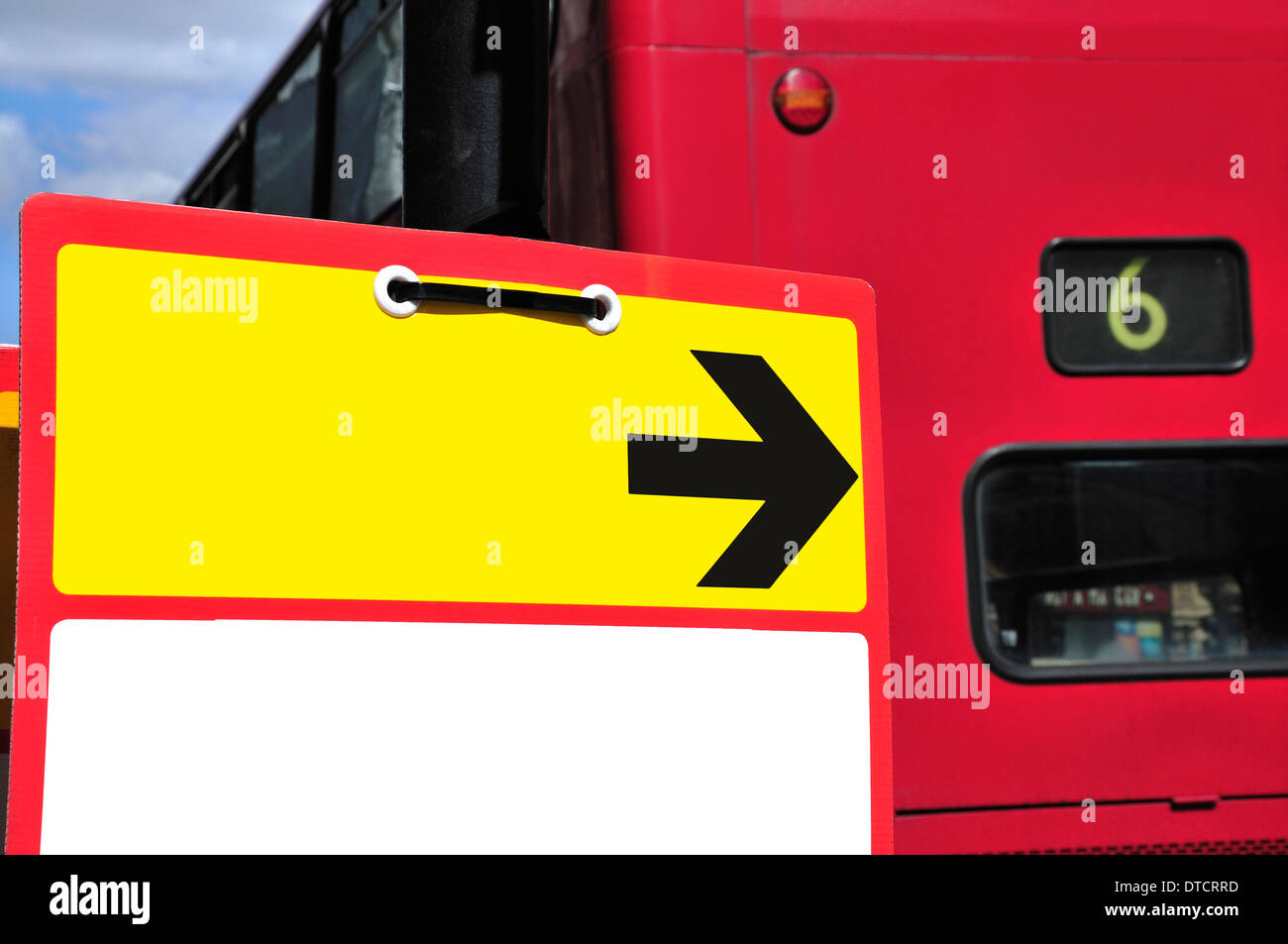 Blank traffico di Londra segno rosso e London bus [testo soppresso] Foto Stock