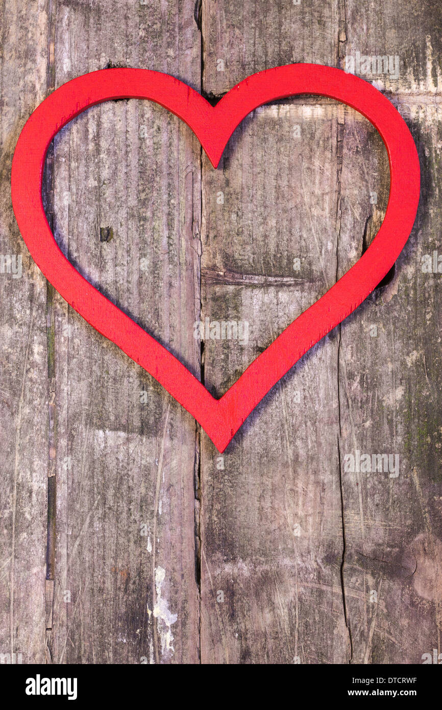 Sfondo di legno con un cuore rosso Foto Stock