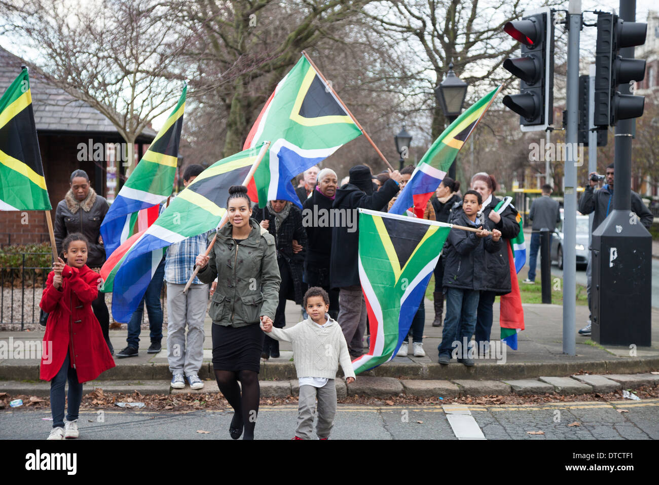 La passeggiata di ricordo per Nelson Mandela attraversa una strada di Liverpool. Centinaia di abitanti si erano raccolte in omaggio al Presidente Mandela. Foto Stock