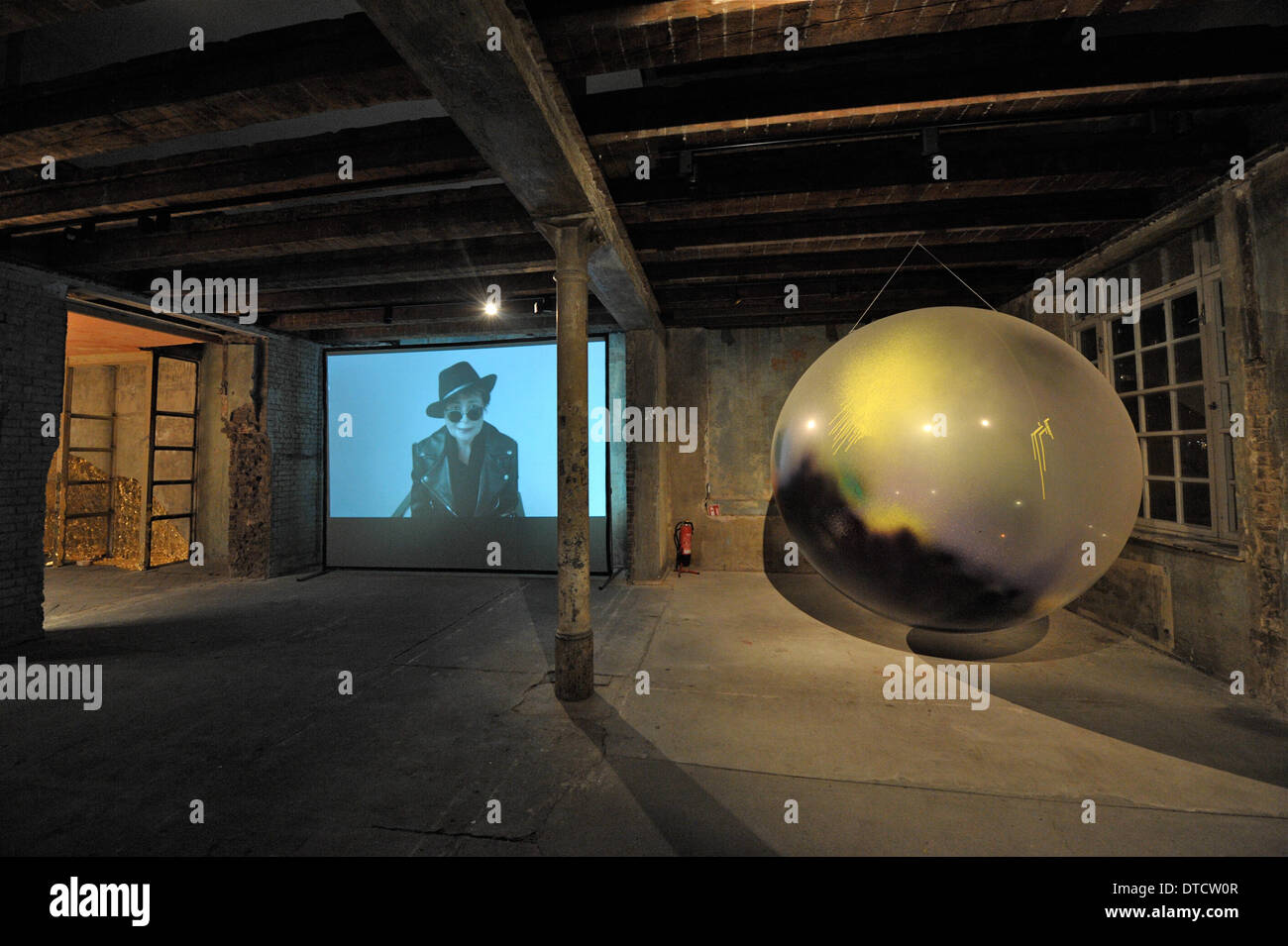 Berlino, Germania. 14 feb 2014. Visualizzare le prestazioni di installazione di arte "Omaggio a Yoko Ono: Acorn" di Berlino, Germania, 14 febbraio 2014. Foto: Roland Popp/dpa - nessun filo servizio/dpa/Alamy Live News Foto Stock