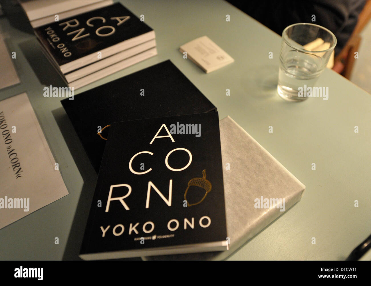 Berlino, Germania. 14 feb 2014. Programma della performance art l'installazione 'un omaggio a Yoko Ono: Acorn" di Berlino, Germania, 14 febbraio 2014. Foto: Roland Popp/dpa - nessun filo servizio/dpa/Alamy Live News Foto Stock