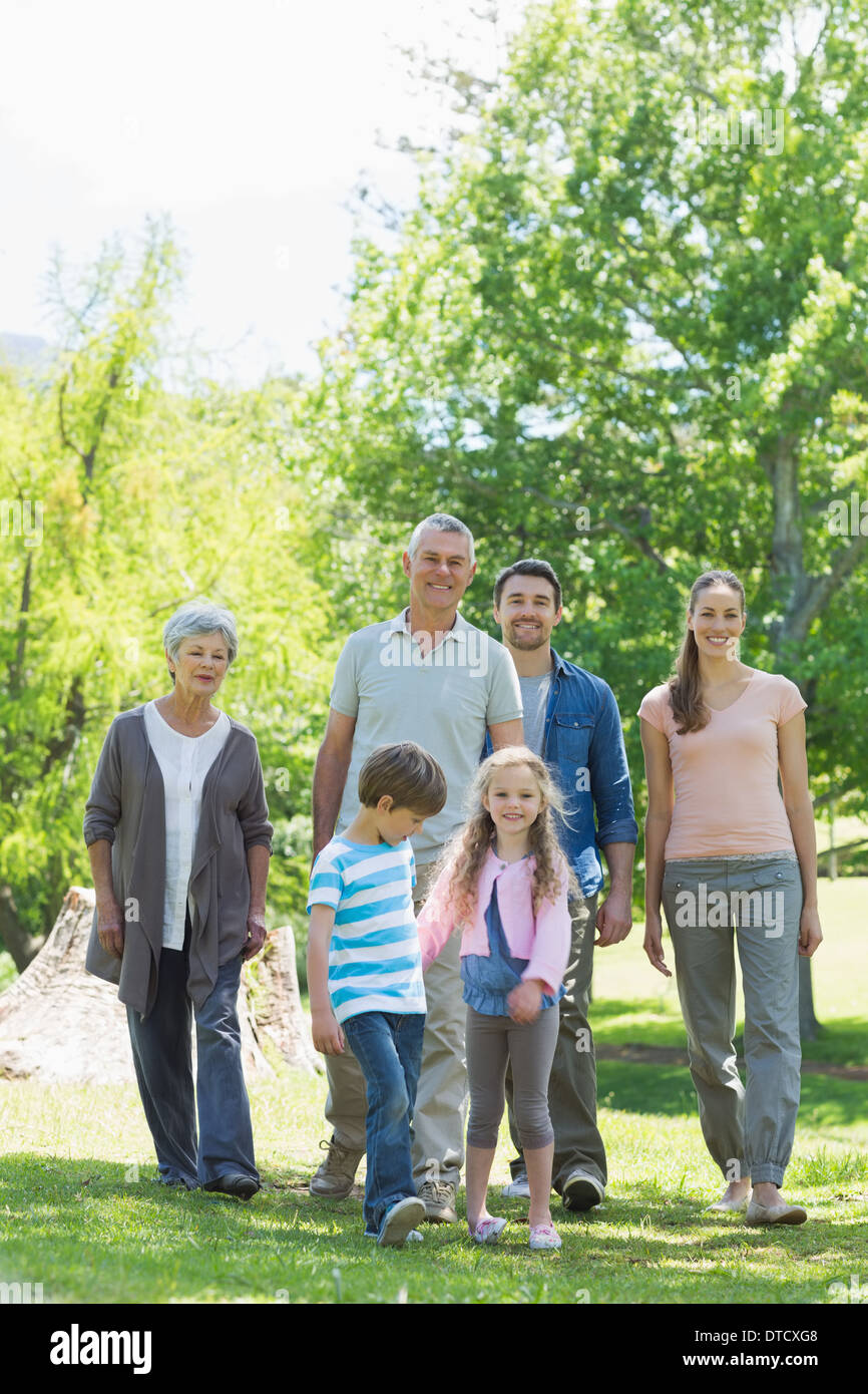 Felice famiglia estesa passeggiate nel parco Foto Stock