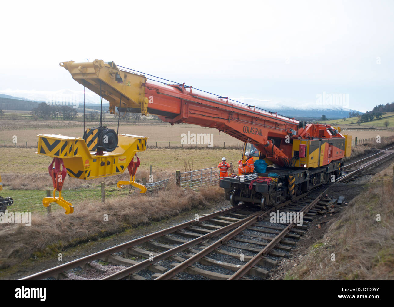 Un sollevamento pesante Cole rampa distribuito di gru per il sollevamento in posizione due 8 tonnellata sezioni del ponte in modo span il fiume Dulnain. SCO 9310 Foto Stock