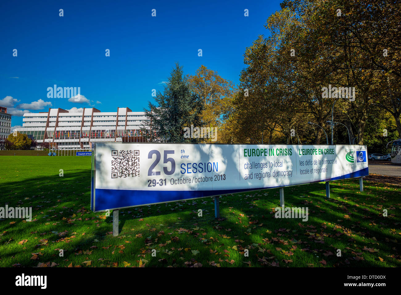 Europa in crisi scheda sessione davanti al consiglio d'Europa edificio, Palais de l'Europe, Strasburgo, Alsazia, Francia, Europa Foto Stock