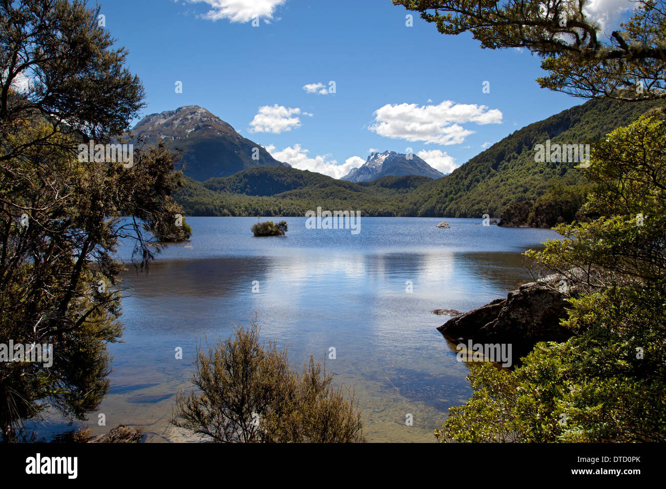 Il lago di Sylvan con Forbes montagne in distanza Mount aspiranti National Park, vicino a Glenorchy, Isola del Sud, Nuova Zelanda Foto Stock