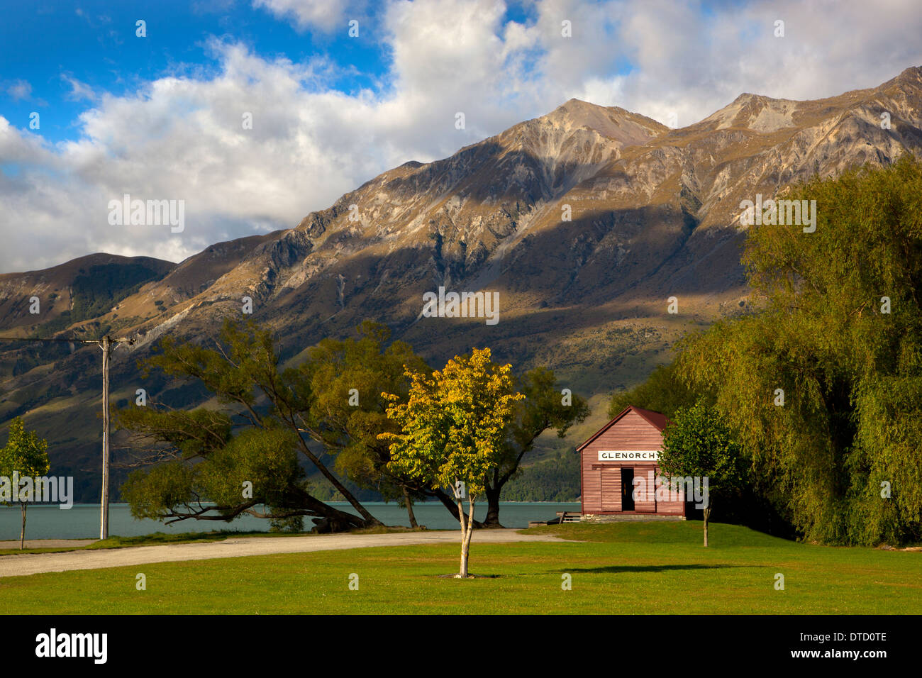 Vecchia cabina sul lago Wakatipu a Glenorchy, Isola del Sud, Nuova Zelanda Foto Stock