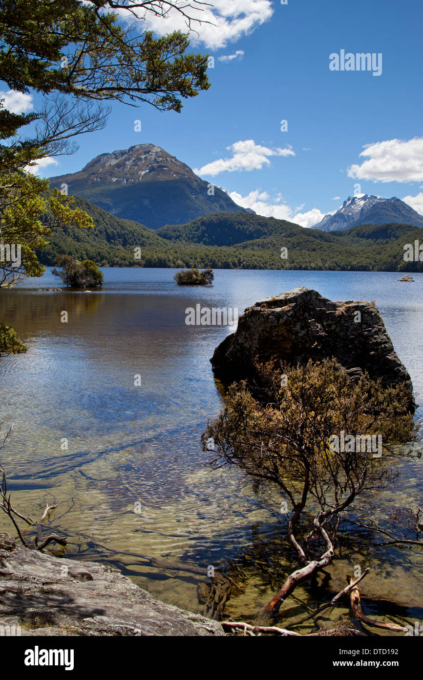 Il lago di Sylvan con Forbes montagne in distanza Mount aspiranti National Park, vicino a Glenorchy, Isola del Sud, Nuova Zelanda Foto Stock