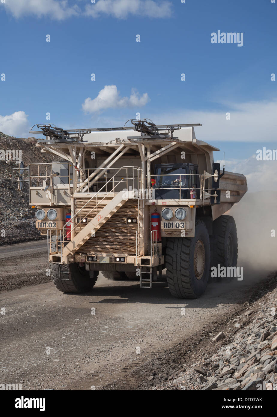 Bianco massiccio hitatchi autocarro con cassone ribaltabile di guida in un grande cast aperto rame e gold mine in Africa Foto Stock