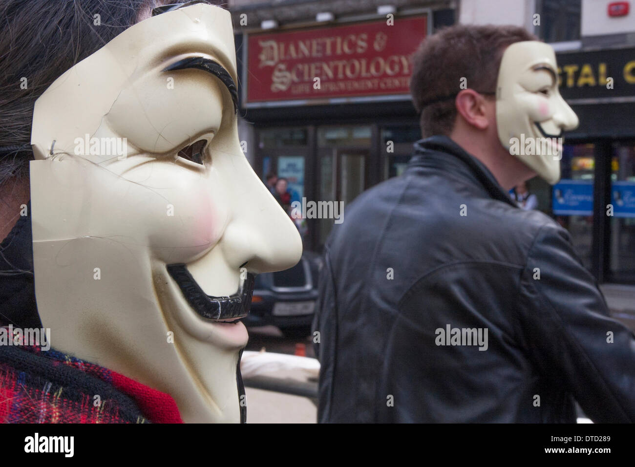 Londra il 15 febbraio 2014. Una manciata di hacking informatico gruppo anonimo' sostenitori dimostrare al di fuori della Chiesa di Scientology come il marchio del sesto anniversario della loro campagna contro la "cult". Credito: Paolo Davey/Alamy Live News Foto Stock