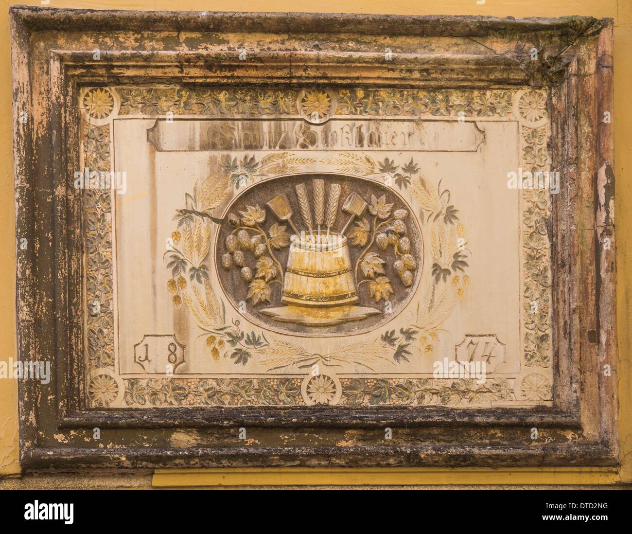 Dettagli architettonici sulla facciata del ristorante  Zum alten braeuhaus  nella parte vecchia di passau mostra un serbatoio di fermentazione Foto Stock