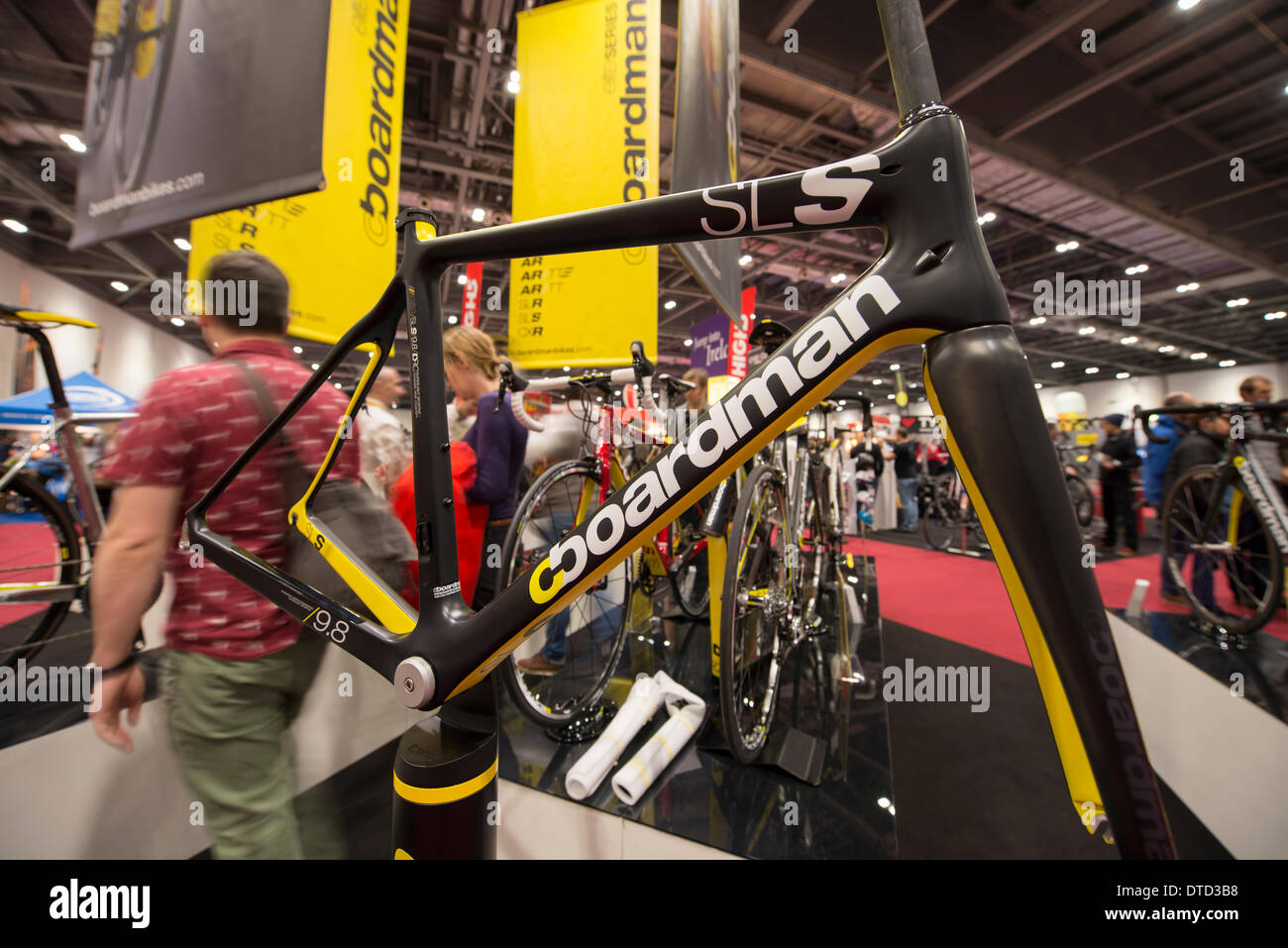 Londra, Regno Unito. 15 feb 2014 più grande del Regno Unito ciclismo bacheche espositive molte nuove biciclette e accessori. Boardman bici stand con una presentazione dell'aria/9,8 frame, un ultraleggero full carbon monoscocca headtube rastremata con routing cavo interno. Credito: Malcolm Park editoriale/Alamy Live News Foto Stock