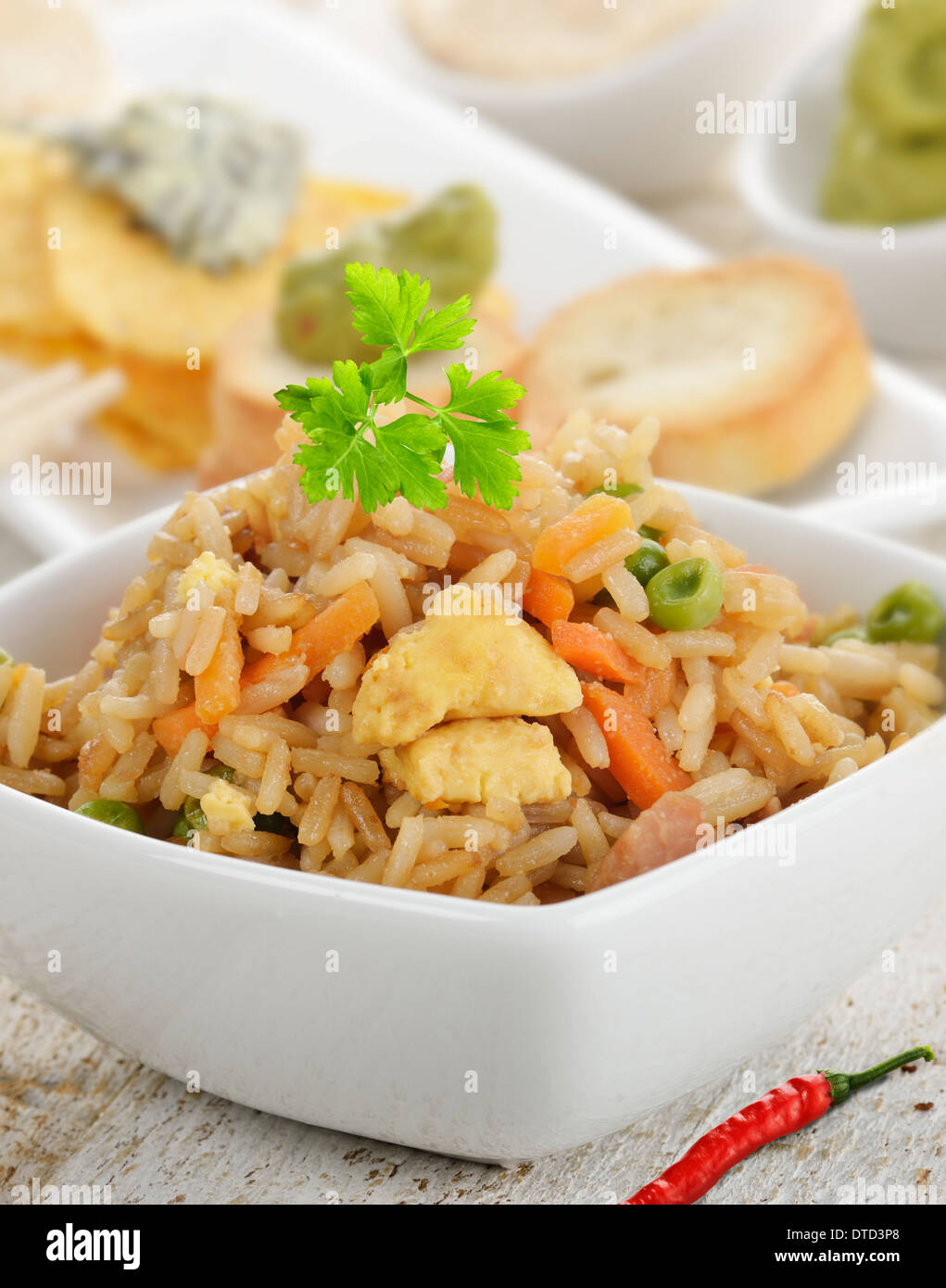 Di riso con pollo e verdure in una ciotola bianco Foto Stock