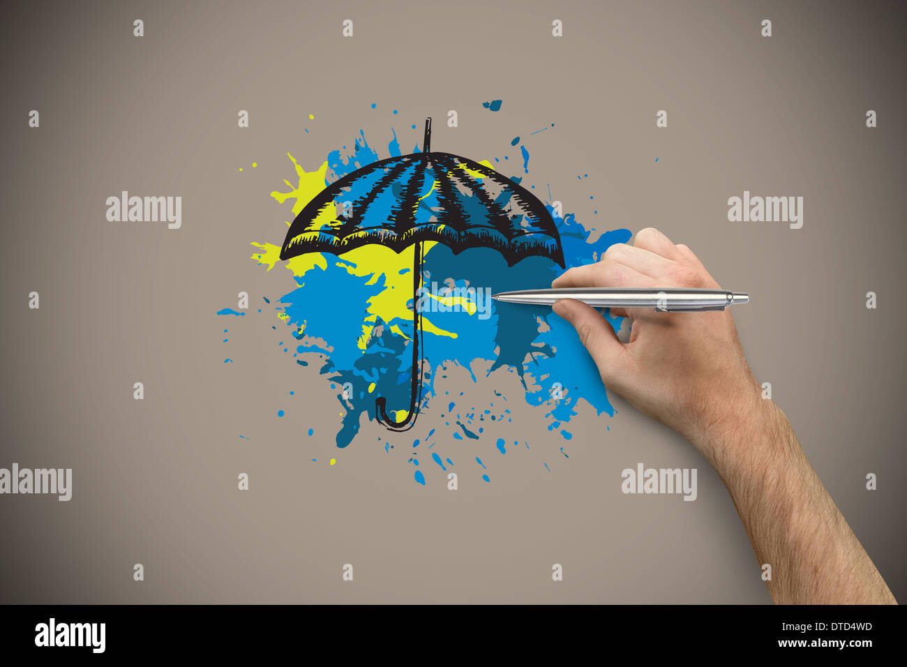 Immagine composita della mano che tiene una penna in argento Foto Stock