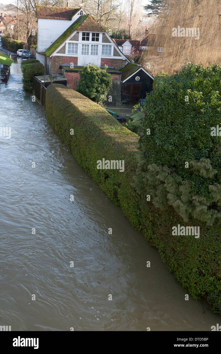 Un diluvio percorso a piedi in Goring on Thames, Berkshire 2014. Foto Stock